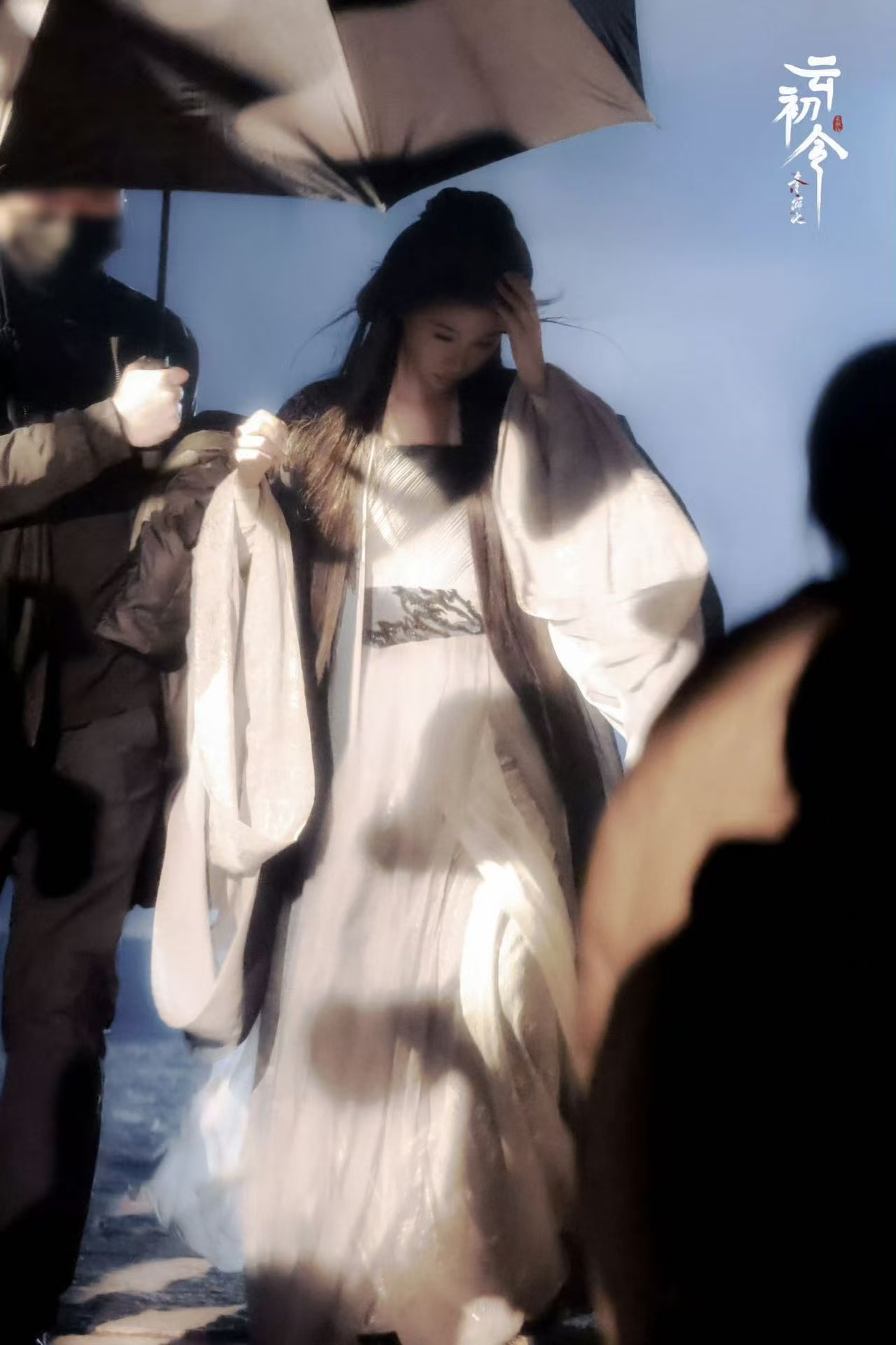 虞书欣云初清冷感 被虞书欣的清冷破碎感狠狠击中！夜色中提裙奔跑的镜头自带一股清冷