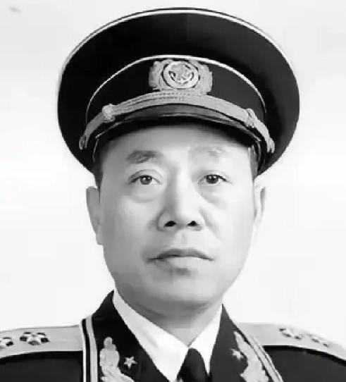 1942年，海匪头子孙二虎跟新四军将领陶勇一块洗澡，突然有人急忙跑过来，塞给孙二