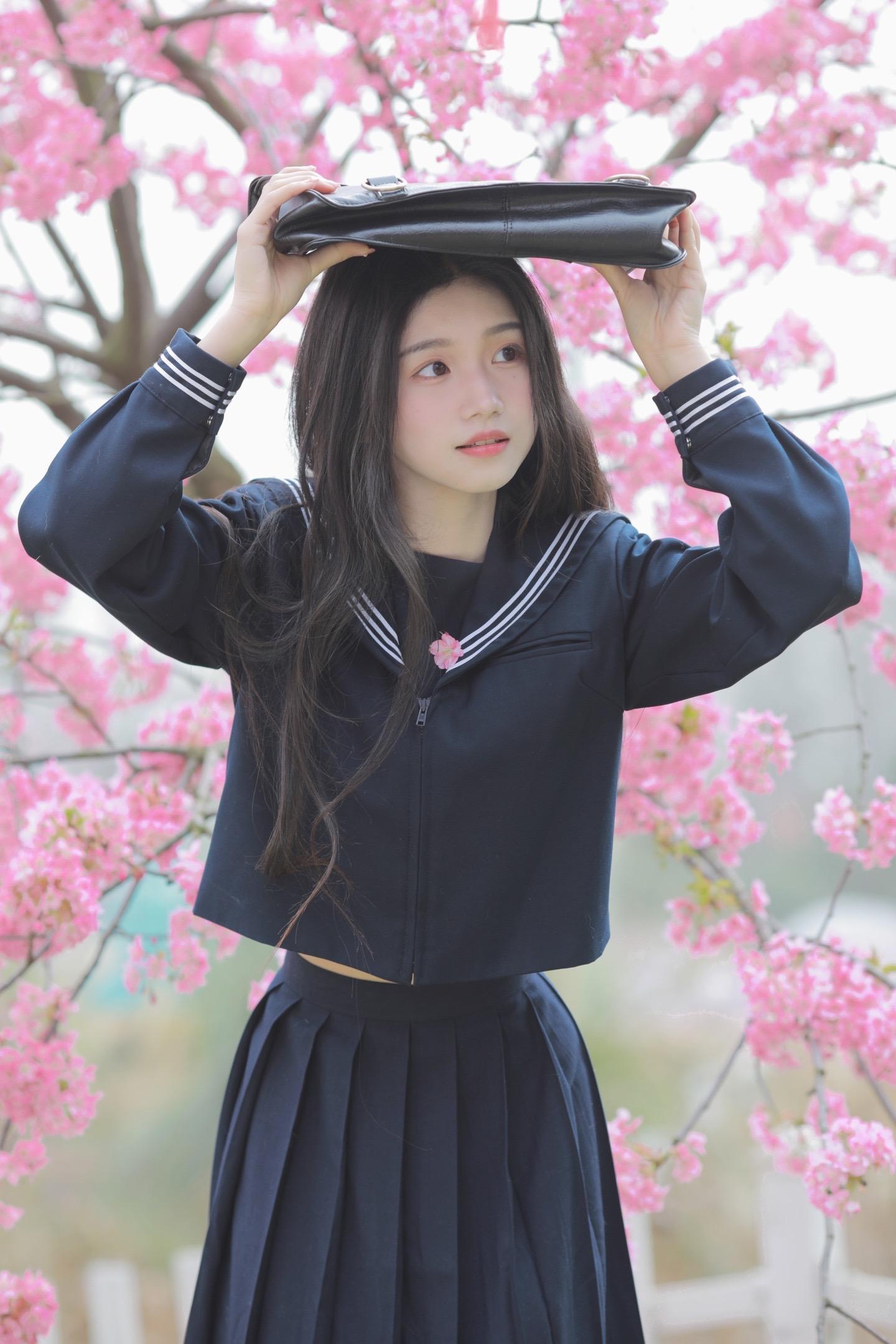 春天是她最喜欢的季节。