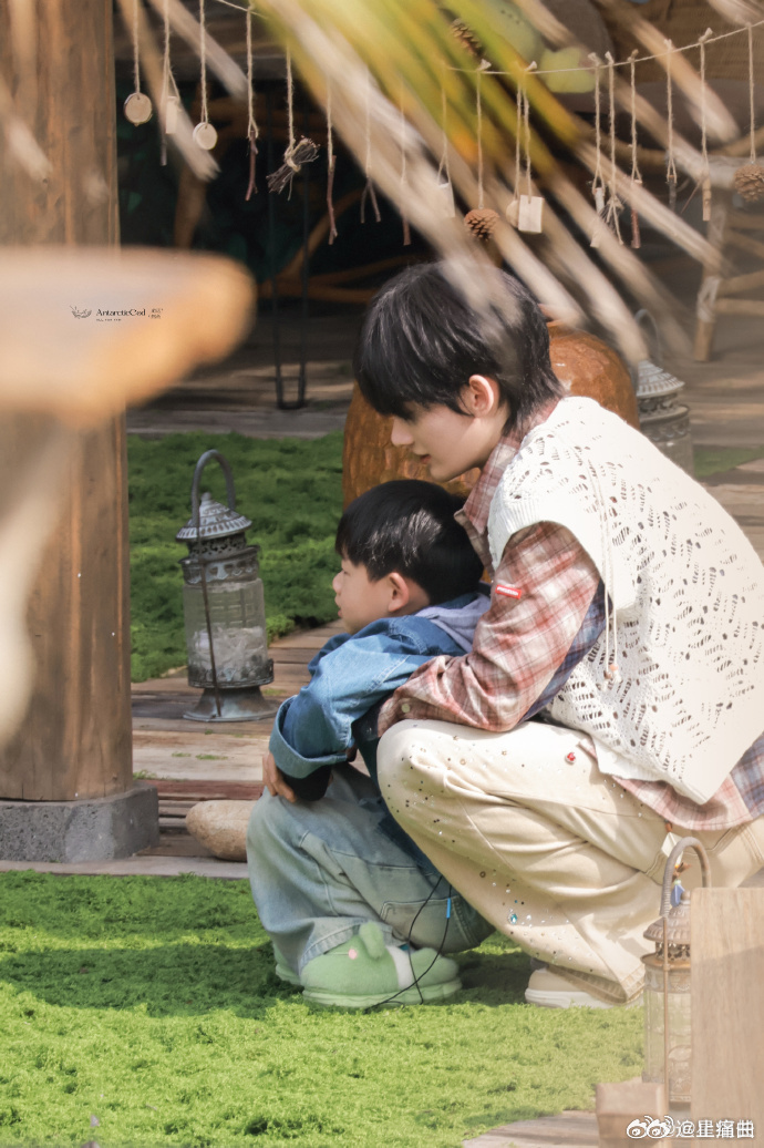 余宇涵单手抱娃余宇涵单手抱娃真的太有魅力！既有少年的清爽帅气，又有照顾小朋友的温