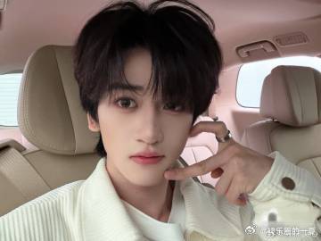 邓佳鑫高会更新 邓佳鑫高会一更新，就像给我送来了一份甜蜜的礼物，这个美萌宝宝可爱