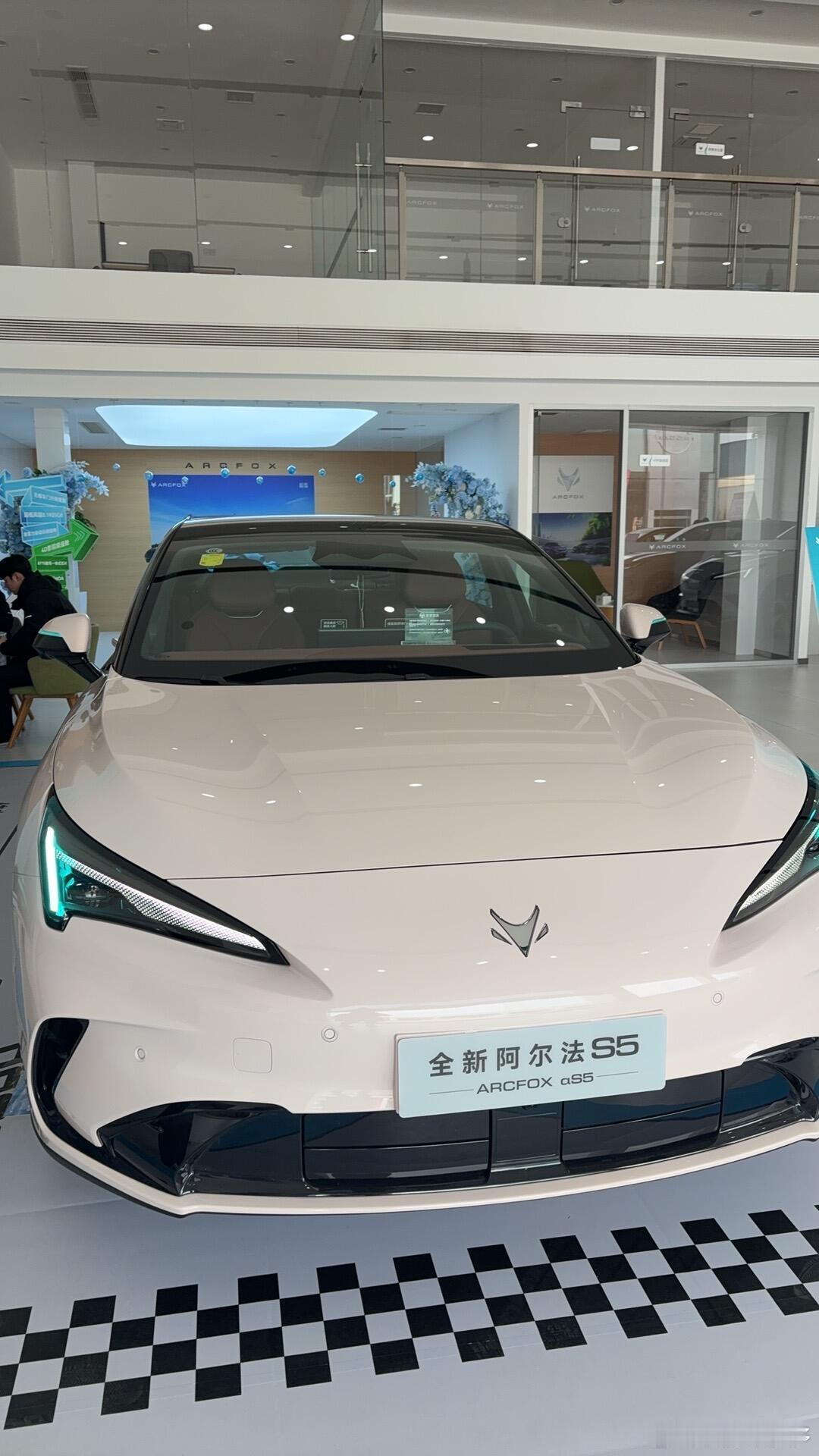 CLTC纯电续航能到708公里，周末来个短途自驾游基本不用中途充电，续航挺扎实。