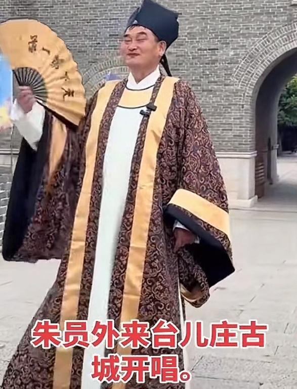 大衣哥没有文化不是错，错就错在不懂不问！
     大衣哥应邀到台儿庄搞旅游宣传