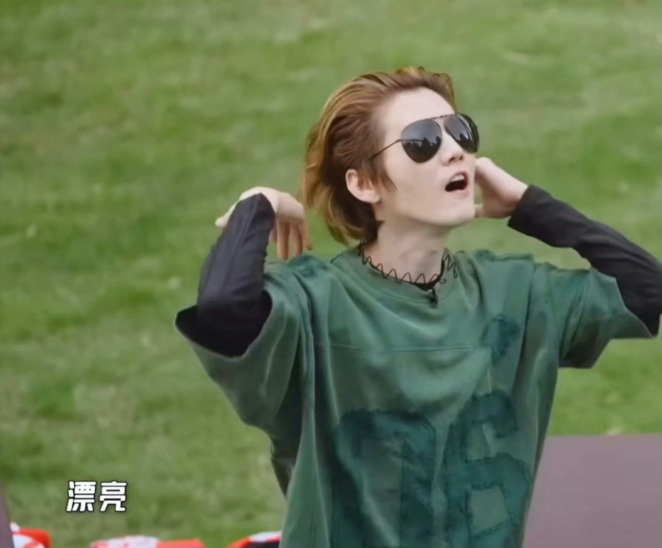 鹿晗时尚感这块哈哈哈哈哈鹿晗发箍挂脖 鹿晗的时尚感真不用多说，发箍戴脖子上像ch