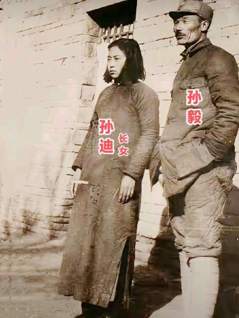 1946年，冀中军区司令部门前，留下了孙毅将军与女儿孙迪的第一张合影。彼时孙毅担