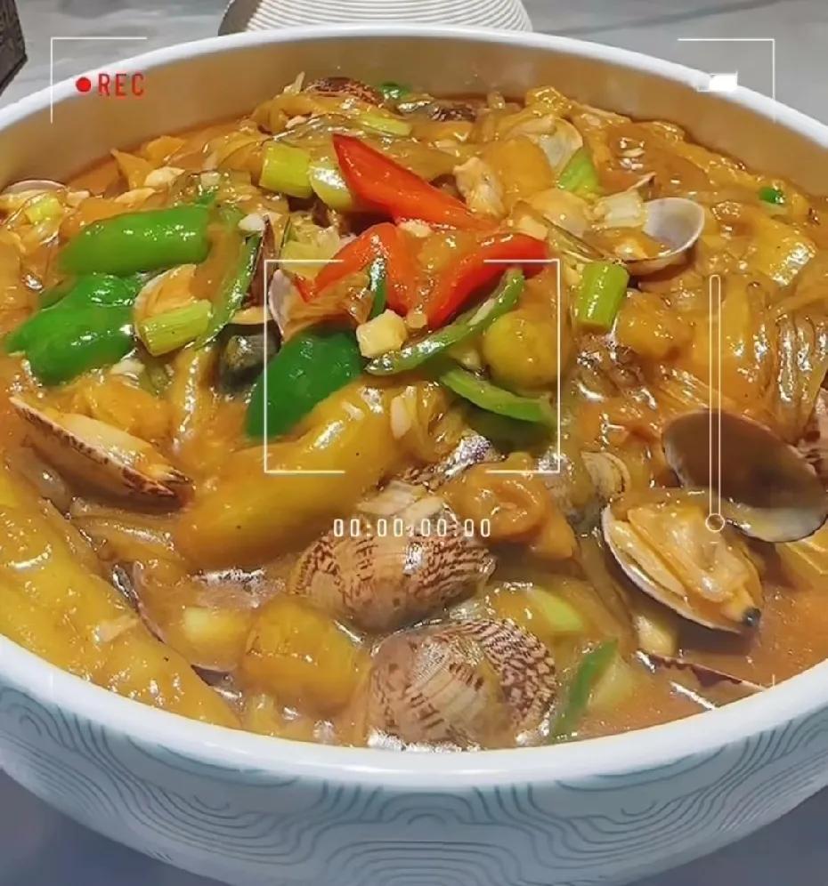 营口鲅鱼圈“海盛源“厨师王大拿真有创意，他也太聪明了，他把蚬子土豆茄子，东北粉条