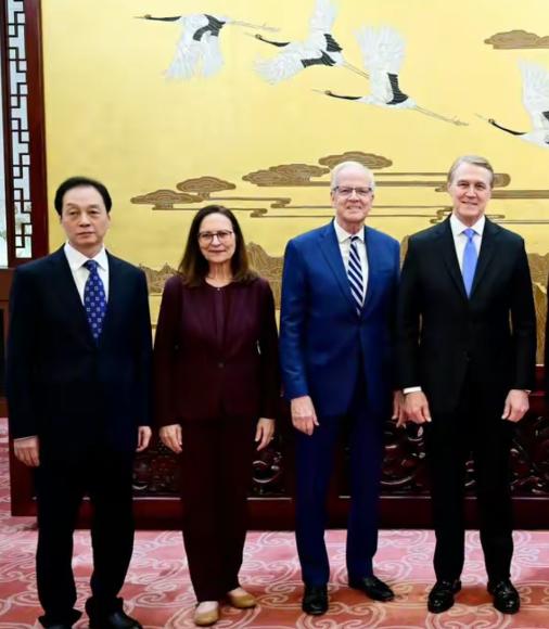 从航母施压到办公室里苦等回复，美国国会代表团在中国赖了整整一周还多！参观高铁、考