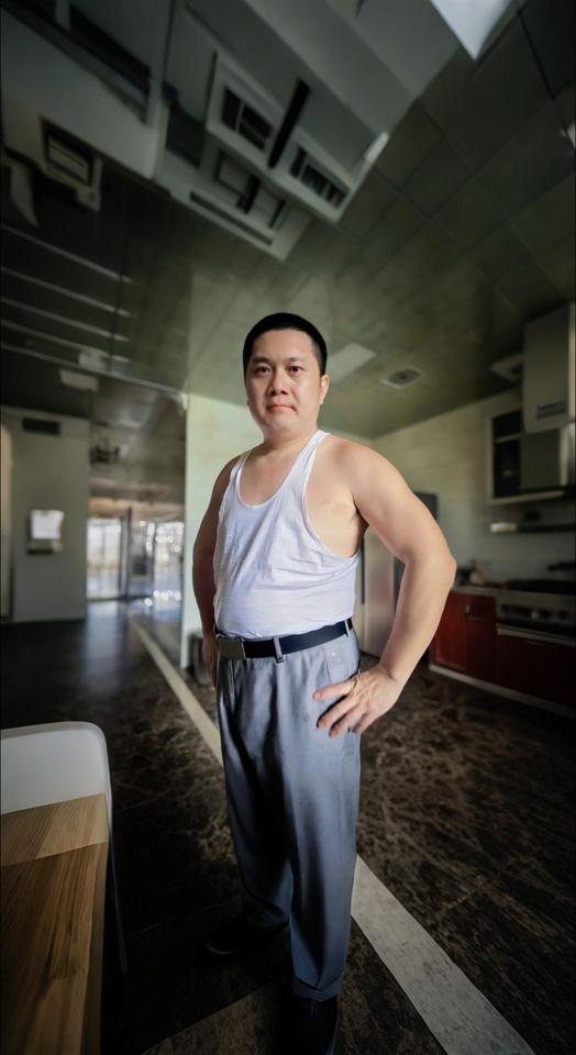 AI扩图 深情的老男人