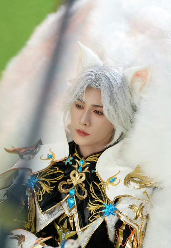 李昀锐和侯明昊这银发造型怎么不在一个图层 