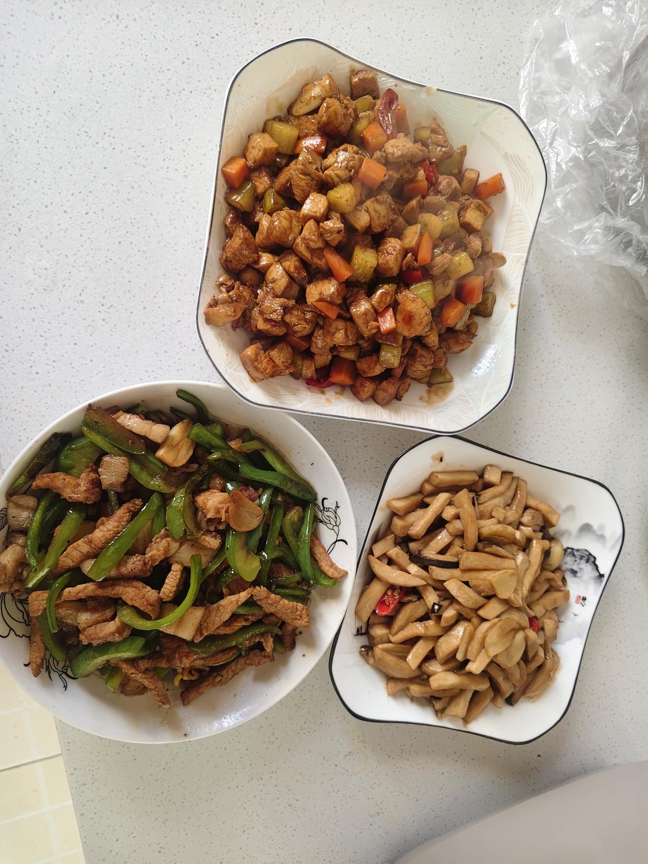 昨天晚上做了三个菜，素炒杏鲍菇，青椒炒肉，还有一个是宫保鸡丁。

三个菜都各有兼