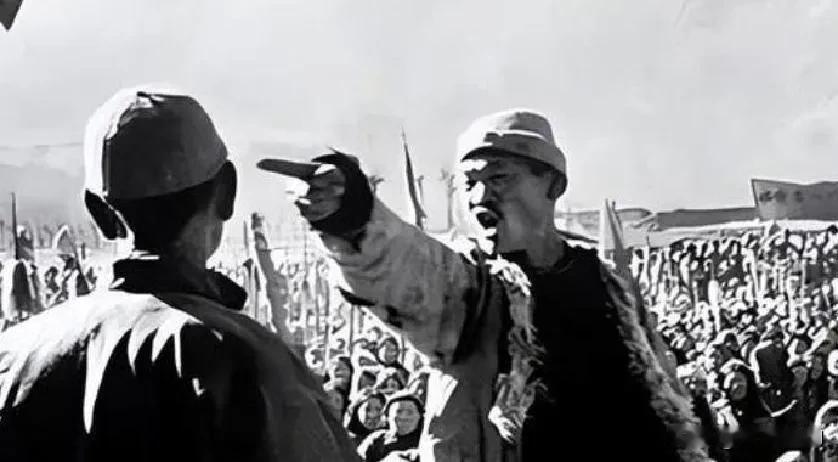 1947年，一个地主，半夜摸进柴房，对着一个被捆着的地下党，不说废话，匕首“噌”