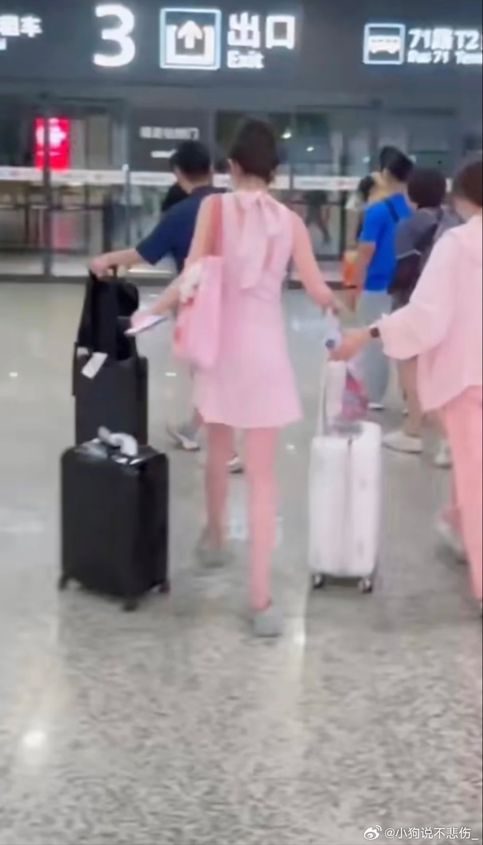 不管是方医生把自己的箱子给蓝蓝用还是方医生的衣服一开始放在了蓝蓝的箱子里这都是情