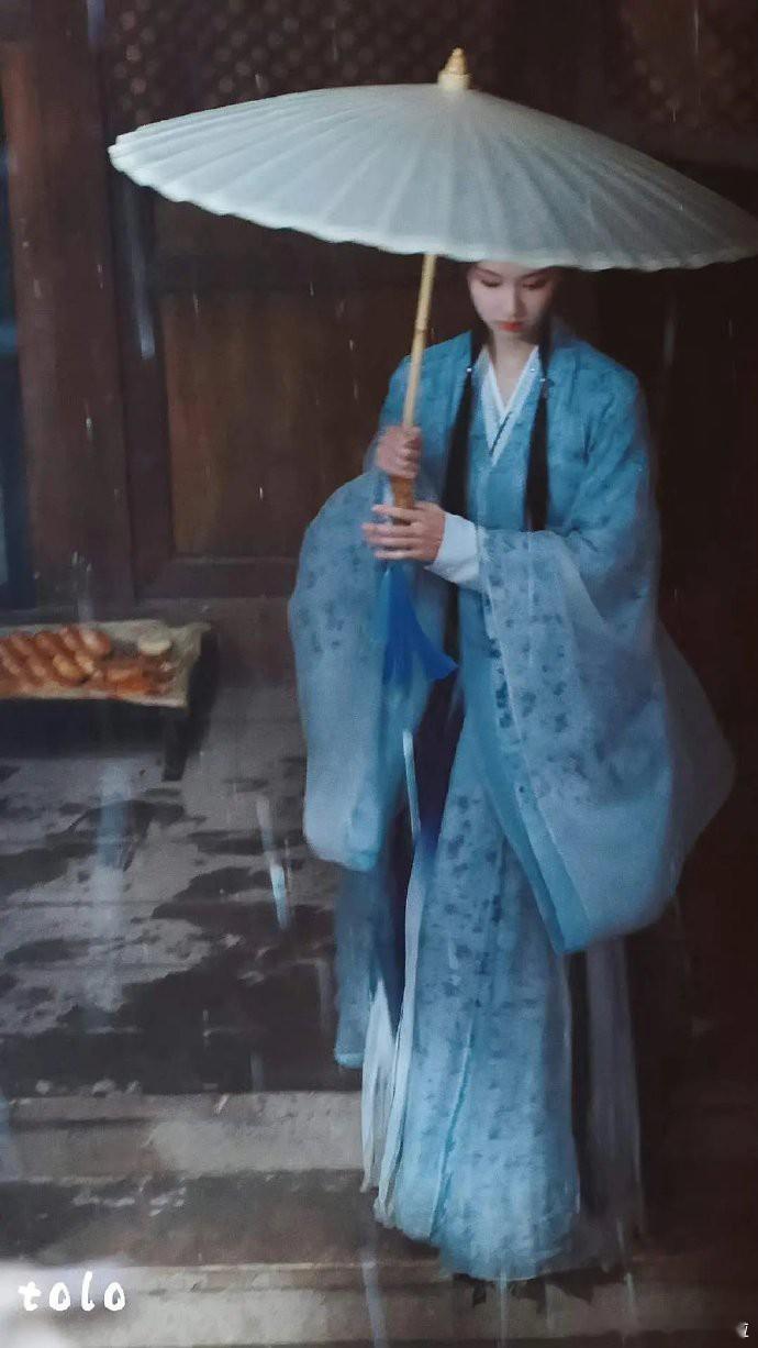 陈都灵的优雅动作，换我来做恐怕只会显得生硬不自然。 ​​​