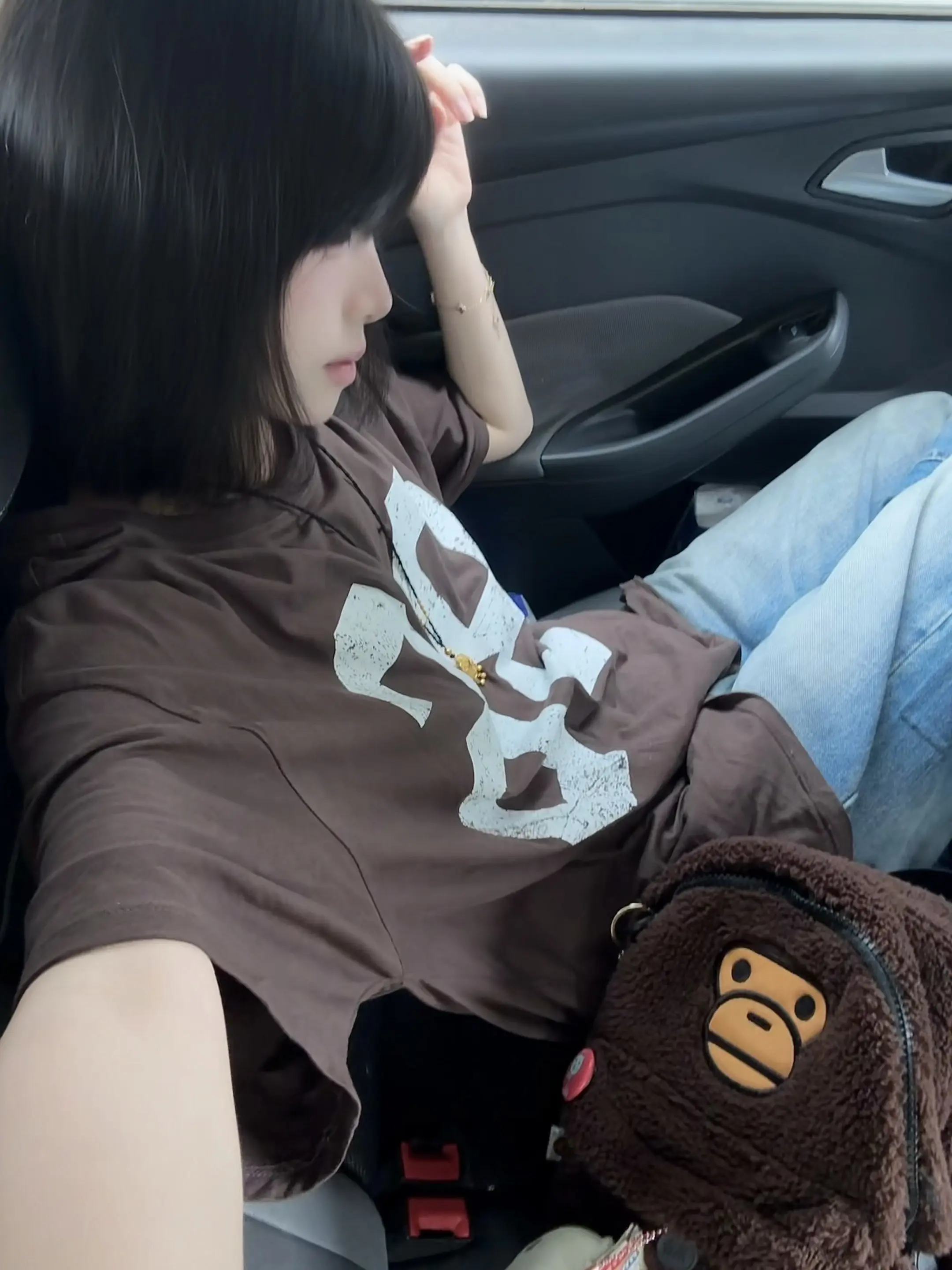 她是一个跳脱的人。她喜欢小猫，爱讲笑话，表面大大咧咧却会把别人的情绪妥...