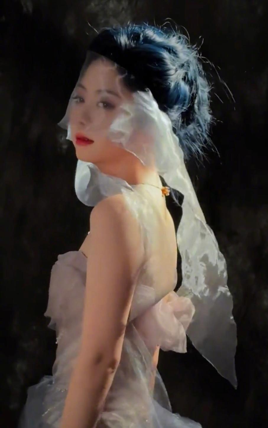 谭松韵染了蓝发 看谭松韵工作室花絮才惊觉：她染蓝发了！蓝色发丝混着纱绸在风里飘漾