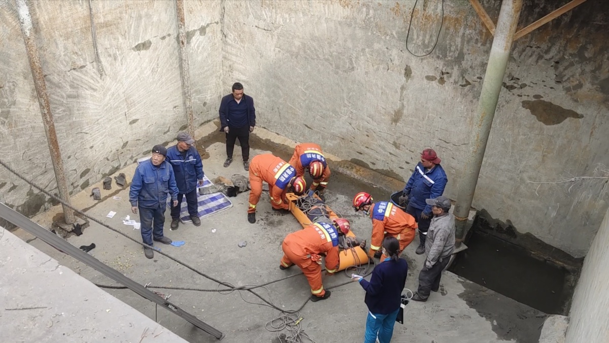男子不慎坠落蓄水池 安阳消防架起生命天梯成功救援