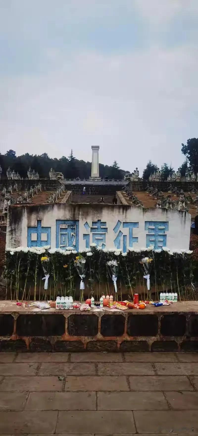 人民群众献给娃娃兵的糖果饮料怎样处理？

云南保山松山战役纪念馆，有一个娃娃兵雕