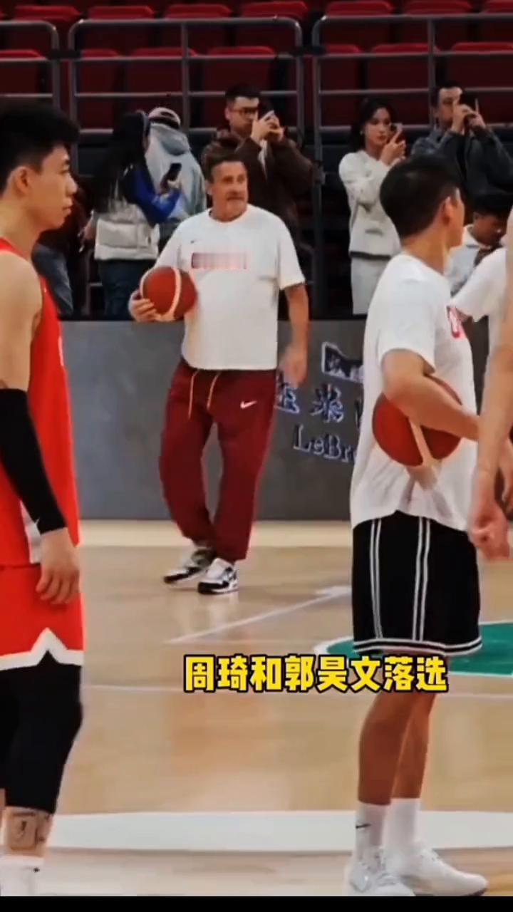 中国男篮21人集训名单，周琦和郭昊文落选。
大名单终于来了，中国篮协官方公布了中