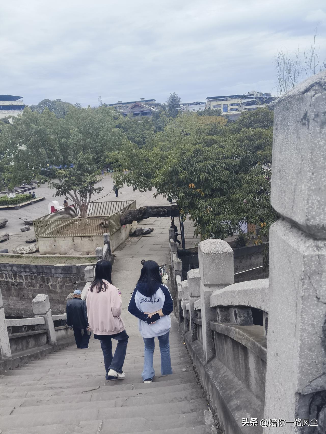 “打卡文不助”！又到了月底，这两天，手机没流量了，只互助征文。


今天出门逛了