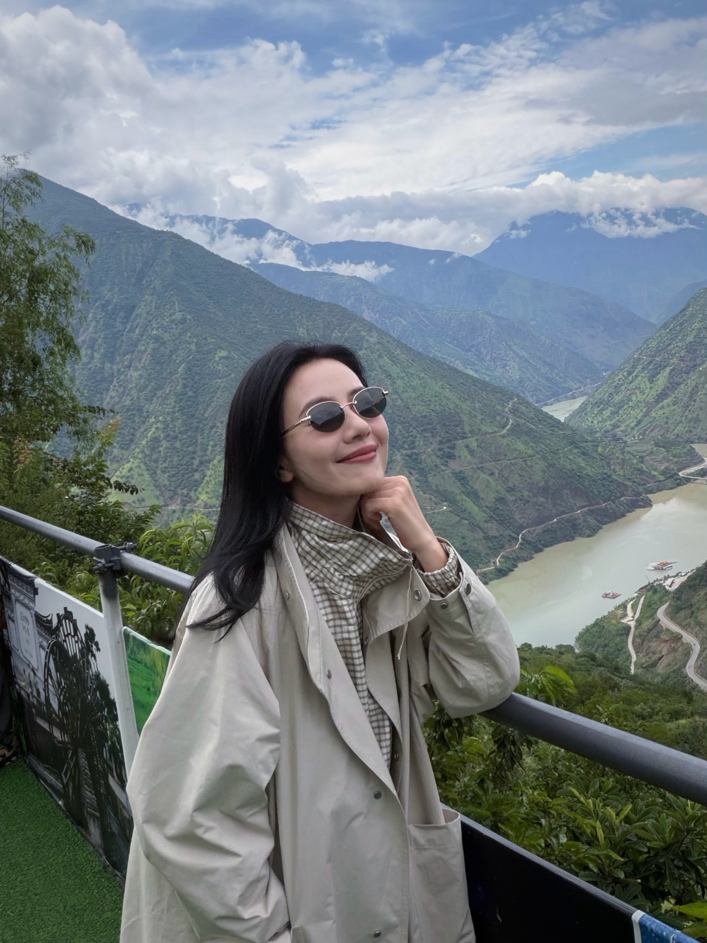 高圆圆我的头像又有了高圆圆好松弛的美丽从湖边寄来的氛围感大片✨高圆圆卸下镜头的束