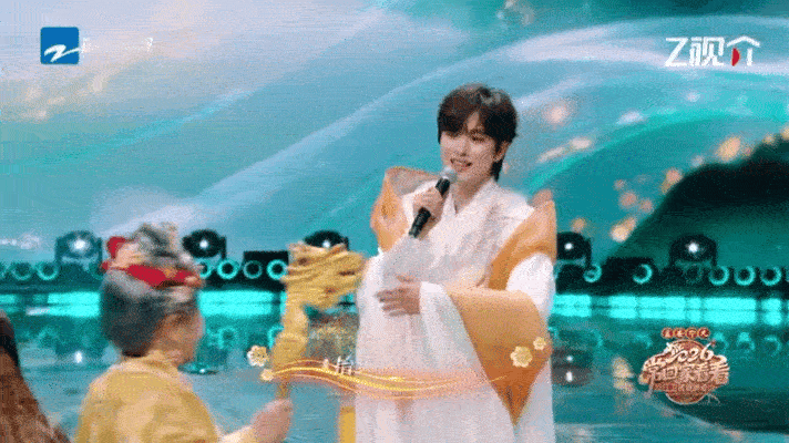 王敬轩舞台转场必有高人指点王敬轩银龄春晚这舞台，转场丝滑得像做梦！白衫飘飘是古风