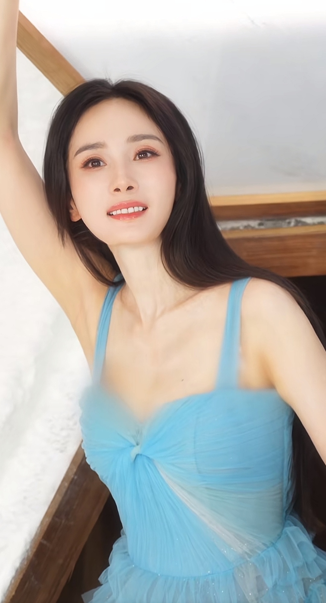 杨幂丝塔芙亚太区品牌代言人只用一秒就吻上了这个明媚幂幂！ ​​​