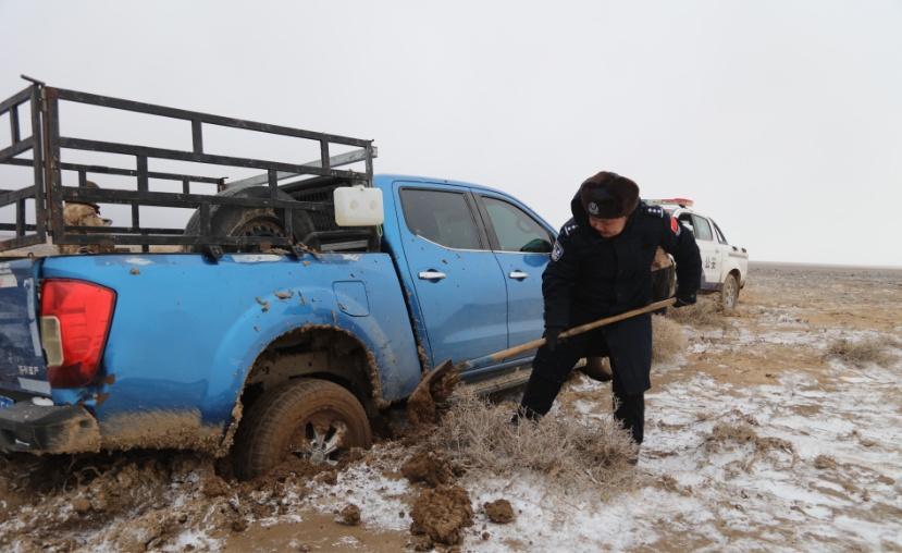 【新疆哈密：风吹雪致车辆被困 边境民警紧急救援】3月11日17时，受寒潮影响，哈