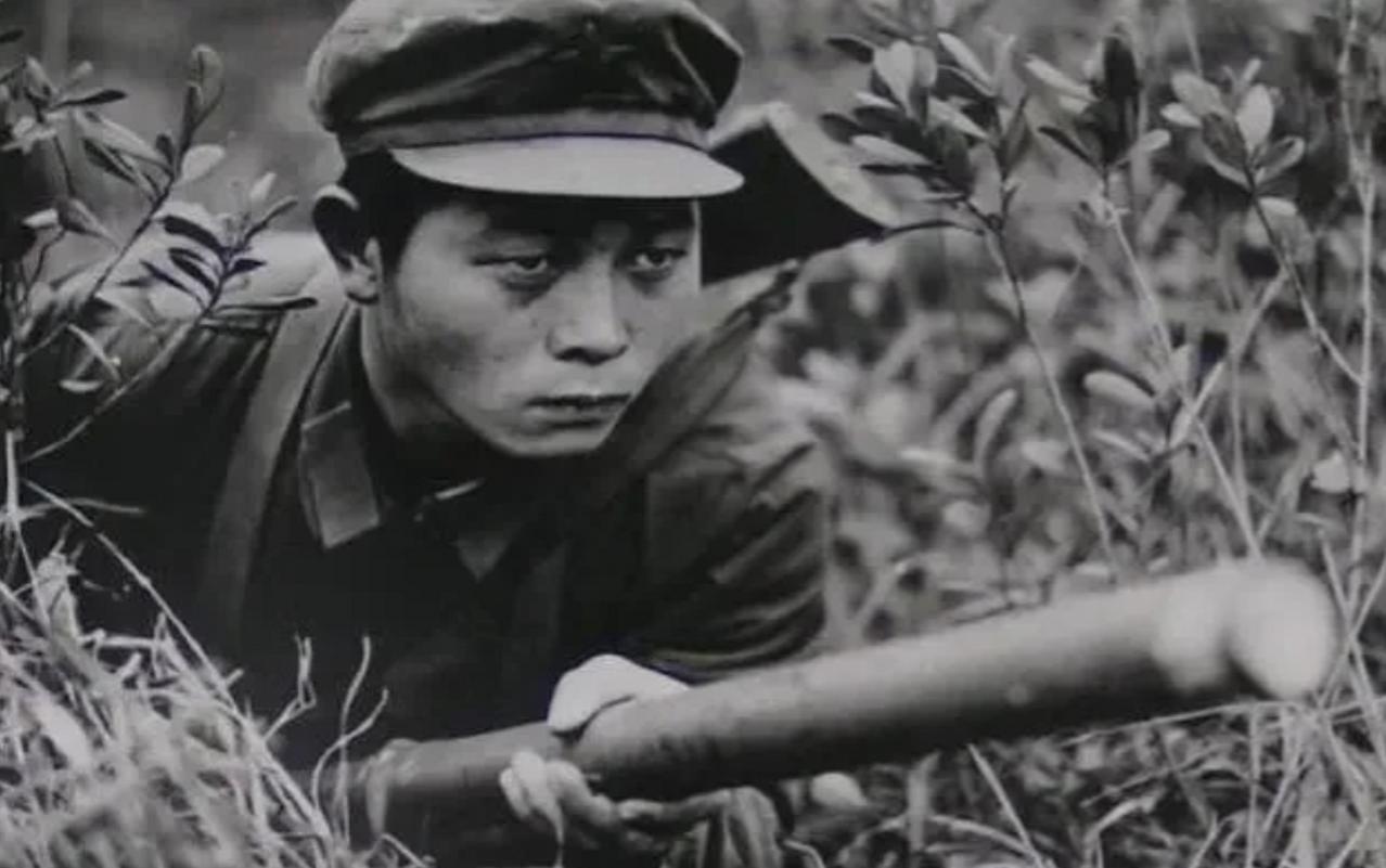 对越反击战时，我军爆破筒常被越军推出碉堡，一战士竟想出绝招！ 
 
这个战士叫侯