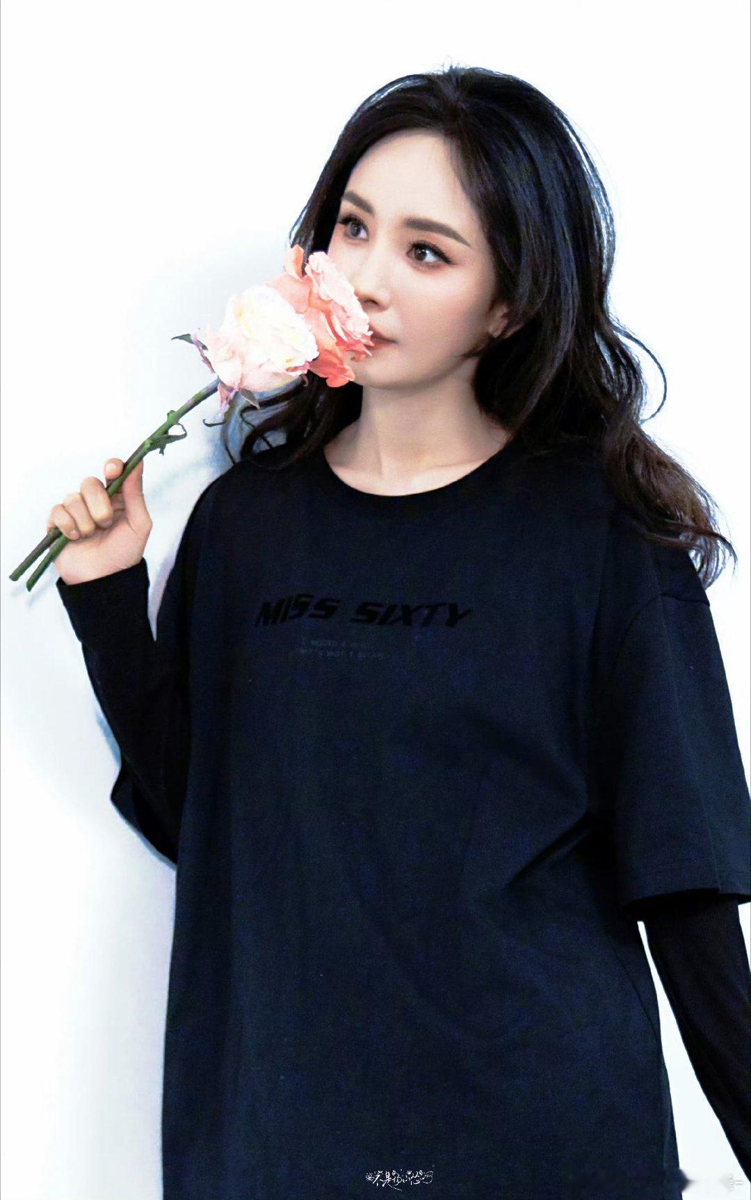 杨幂杨幂 ym杨幂哈尔滨一九四四 ym杨幂没有一顿火锅解决不了的事“我围绕着你，
