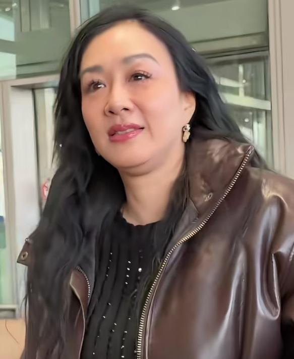 有一种美，叫做胖一点好……

56岁的钟丽缇，穿着皮衣和印花裤出现在机场，目测有