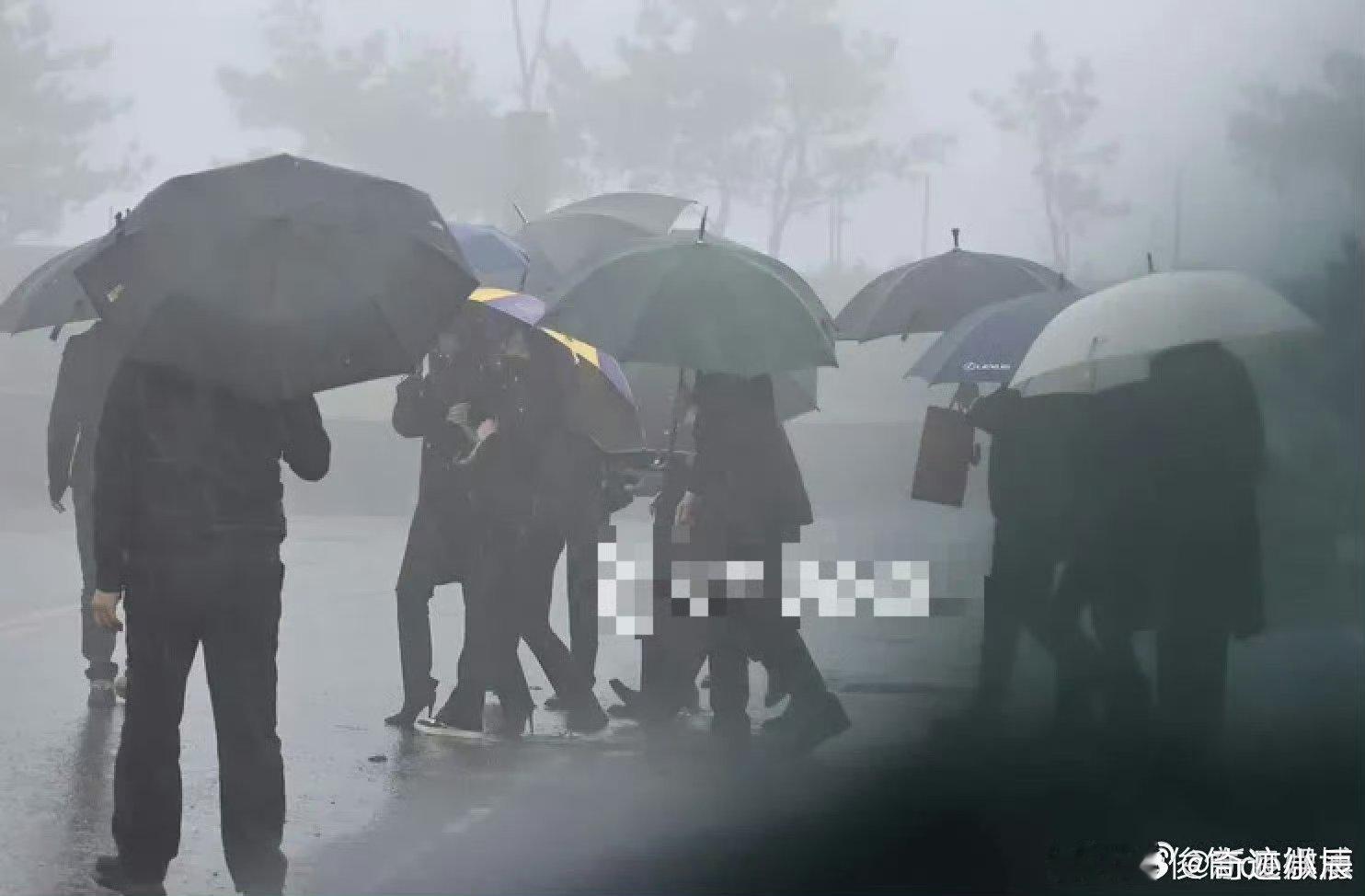 小S雨中送行悲痛发声 如果天气不好，就是舍不得走，还有牵挂和执念，从小就听老人说