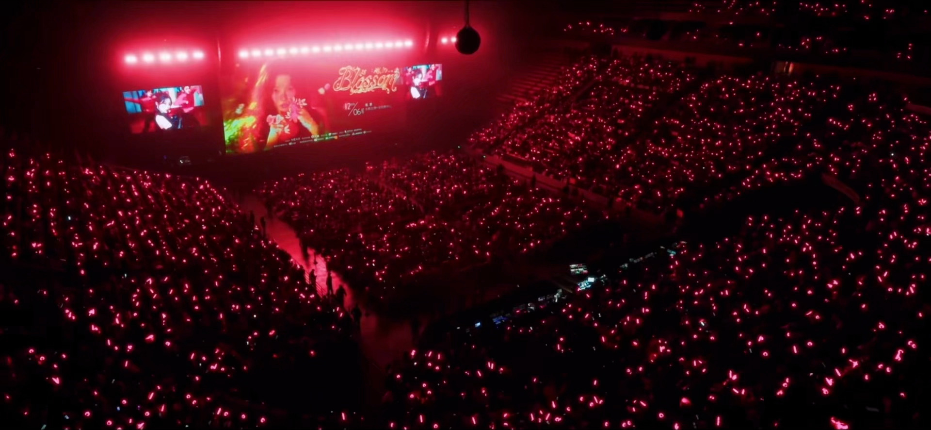 谁说内娱没有好的转场看到虞书欣生日会红海亮起的时候就落泪了😭虞书欣人山人海来爱