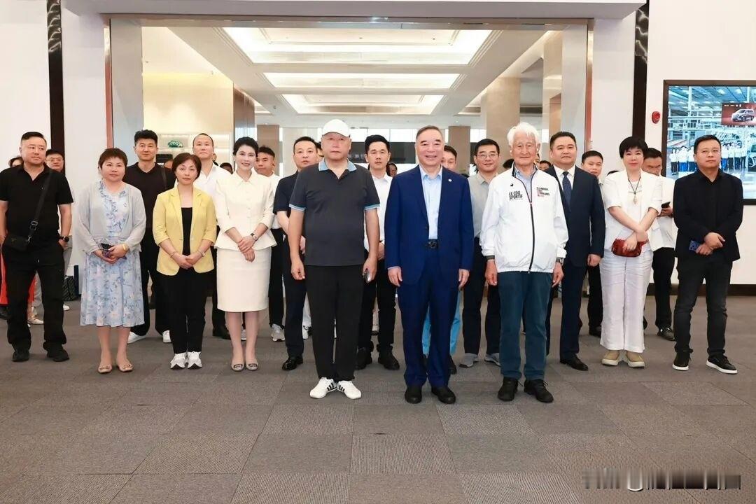 原地掉头，应急浮水，四轮独立驱动。车重将近四吨，行驶在路上像个庞然大物。虽然很重