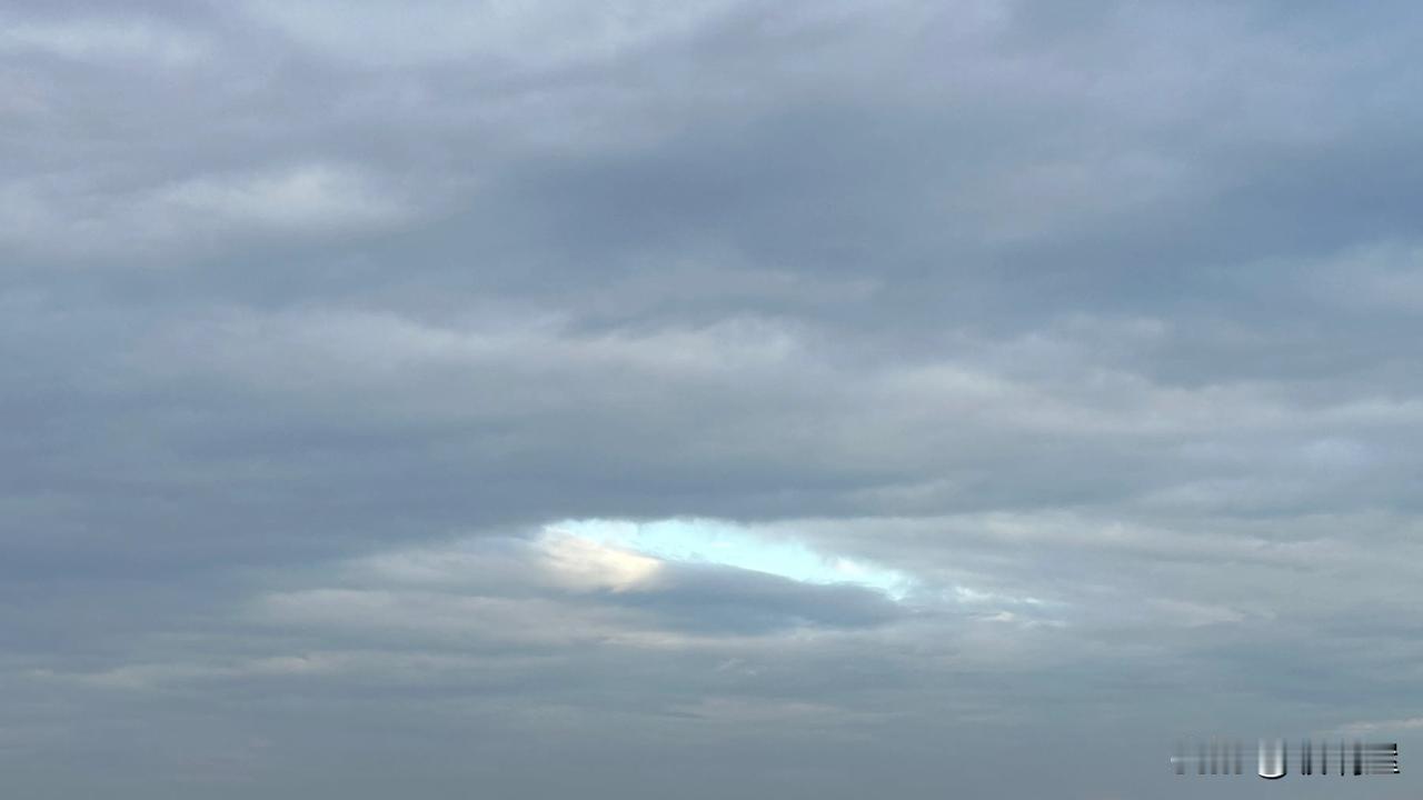 昨天下午去爬山。现在爬山也需要勇气，大半年几乎连长一点的坡都没爬过，腿不动，动起
