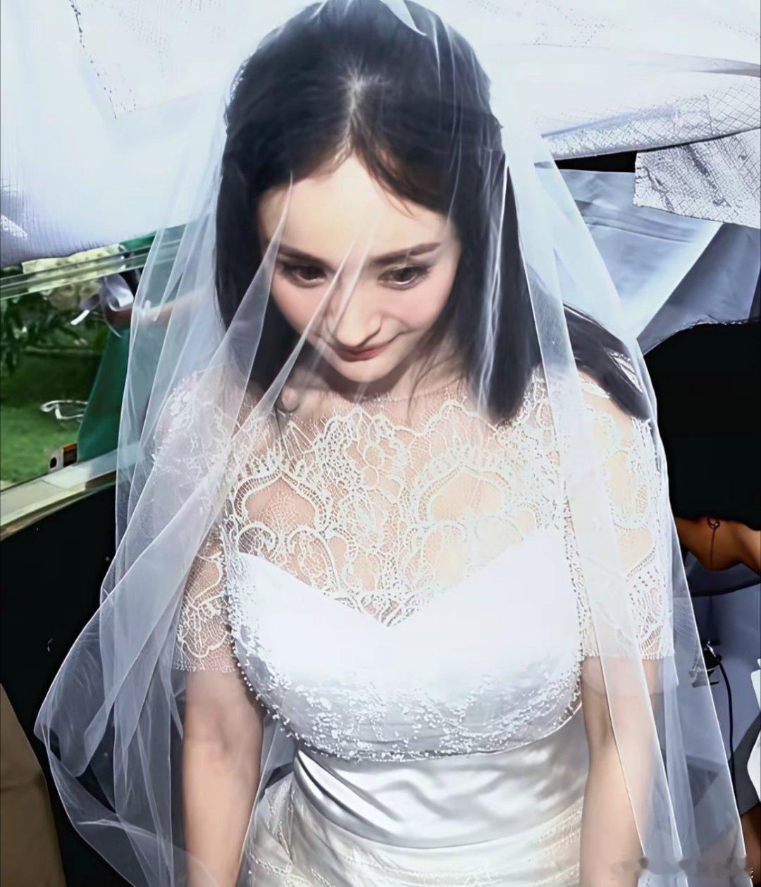 当时看杨幂的感觉是怎么婚礼那么寒碜啊披头散发的好看完全是因为本身硬件好不是因为这