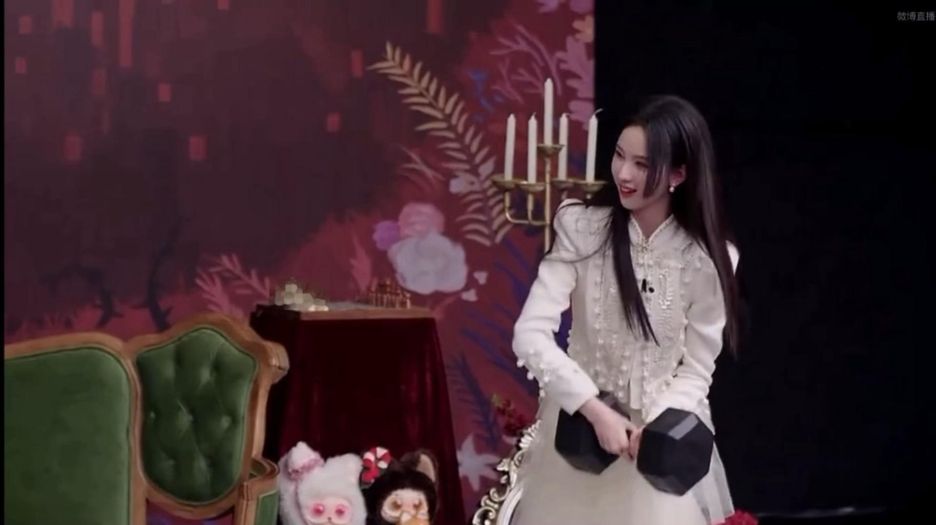 陈都灵从沙发底下掏出来了哑铃陈都灵直播举哑铃这个白幼薇有的是力气和手段 