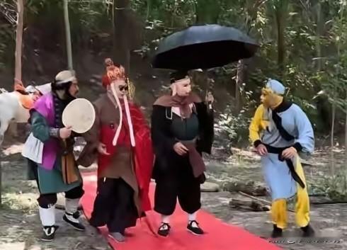 能火，是因为它把高高在上的神佛拽进了打工人日常，师徒互怼像极了社畜的嘴替——经典