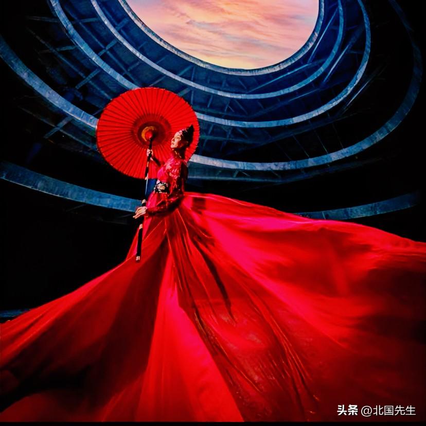 “色狼”带有些贬义色彩，
但也是分等级的。

四等色狼爱活女，
三等色狼爱美女，