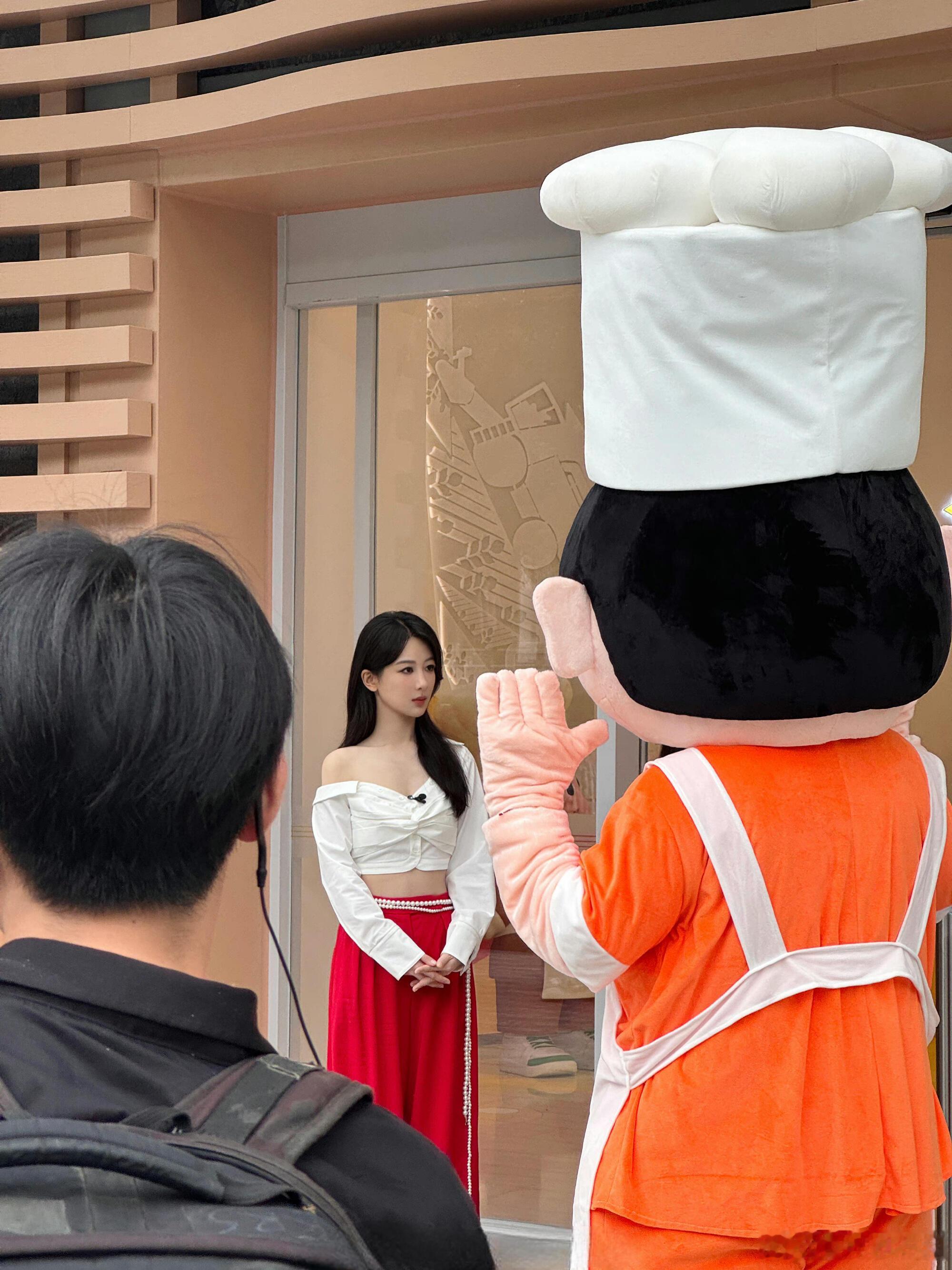 杨紫新物料红白服装搭配黑色直发造型也太绝美了吧！[舔屏] ​​​