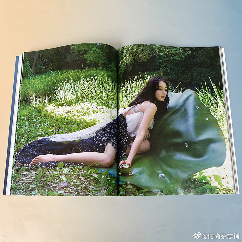 计入销量 VOGUE 8月 迪丽热巴A+B封面+送热巴未公开印刷版签名小卡一张 