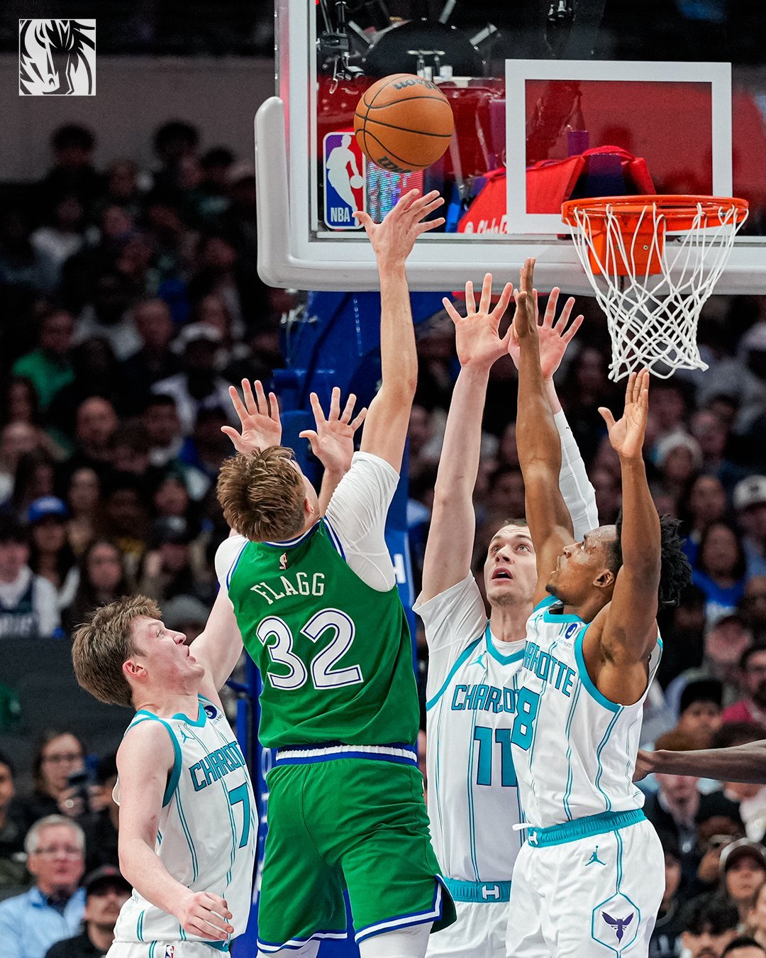 刚想说弗拉格好久不持球了顶着巨大压力迎着对面中锋干拔三分命中这比赛加时吧，我要看