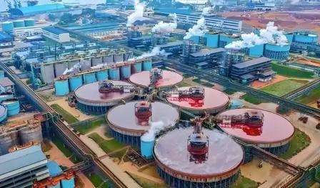 2026 年印尼突然出台严苛新能源新规坑惨中企！几十吨重型设备直接闲置被当地人当
