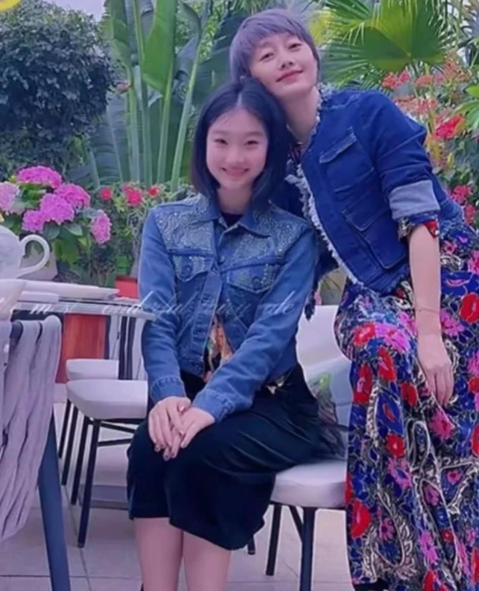 马伊琍文君竹母女最新同框
让我第一眼关注的是她们的穿搭
看见没有，母女两人都穿牛