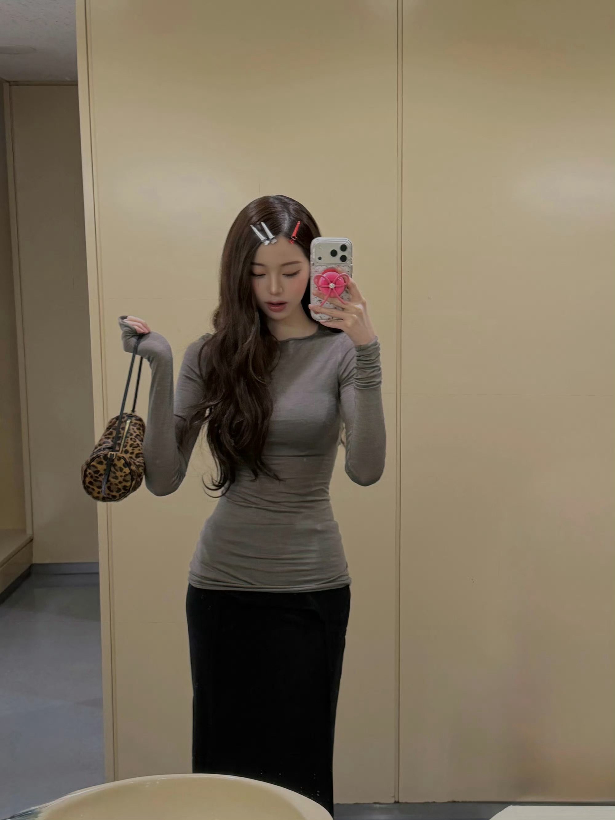 看英子这个图感觉miumiu的笔筒包还挺能装来着。上次我朋友喊我去韩国帮她看，说