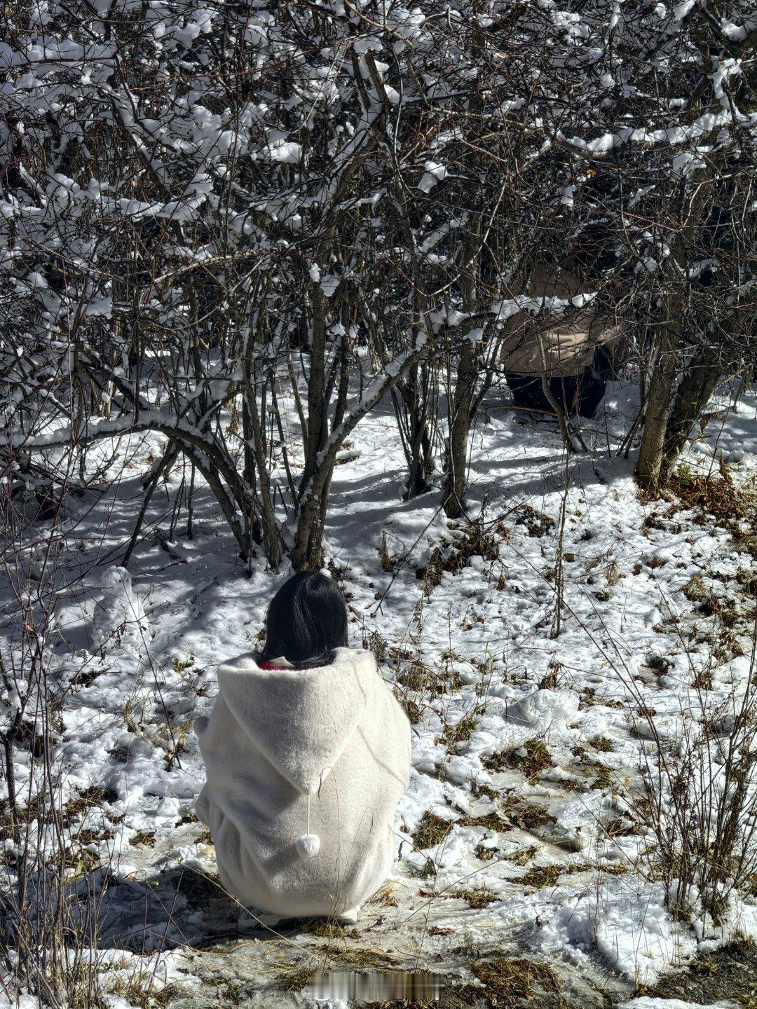 堵车堵的小姐姐的小雪人都堆起来了 