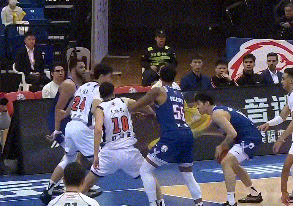 杜润旺顶中锋，崔永熙打4号位，广东队这内线太难了，每个位置都比对手要小一号啊，没