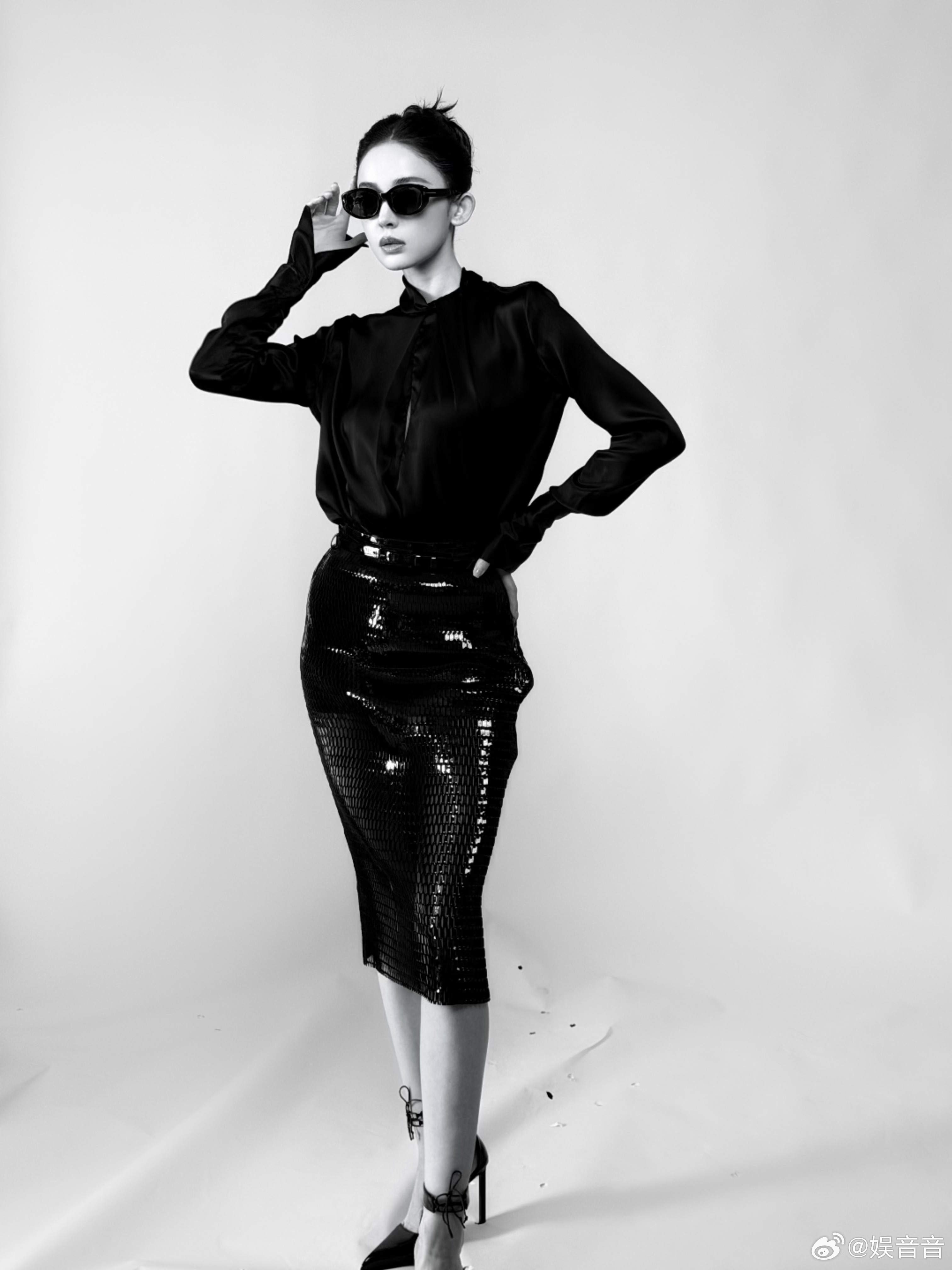 李昀锐娜扎养眼组合 娜扎的冷白皮真的慕了💗，不管什么色系长裙都能轻松驾驭，气质