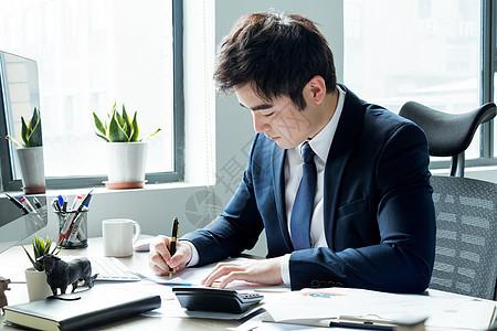 “女老板穿小鞋，导致公司内斗升级到30%业绩下滑，员工崩溃！”

李婷是这家中型