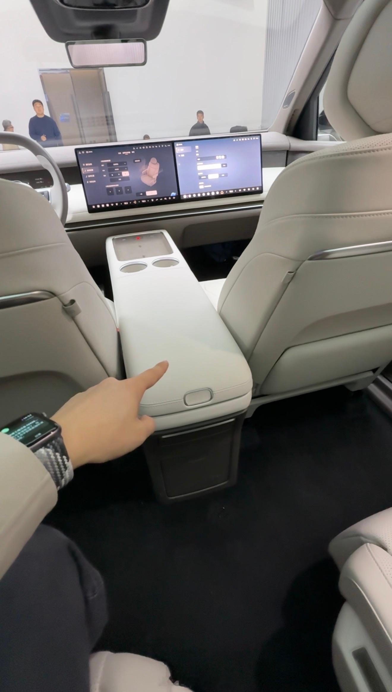 ID.ERA 9X我很喜欢的两个小细节：一个是冰箱除了前排主副驾各自有按钮以外，