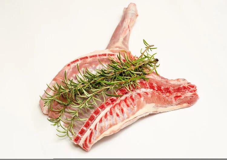 老话说“羊肉发物，得癌不能吃”，听着吓人，其实冤枉了羊肉。

目前没证据说羊肉会